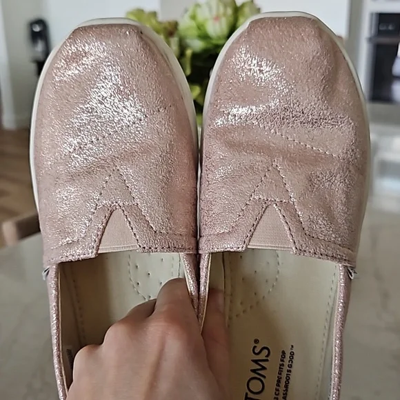 TOMS Girl's pink shimmery Toms loafers - Picture 1 of 5